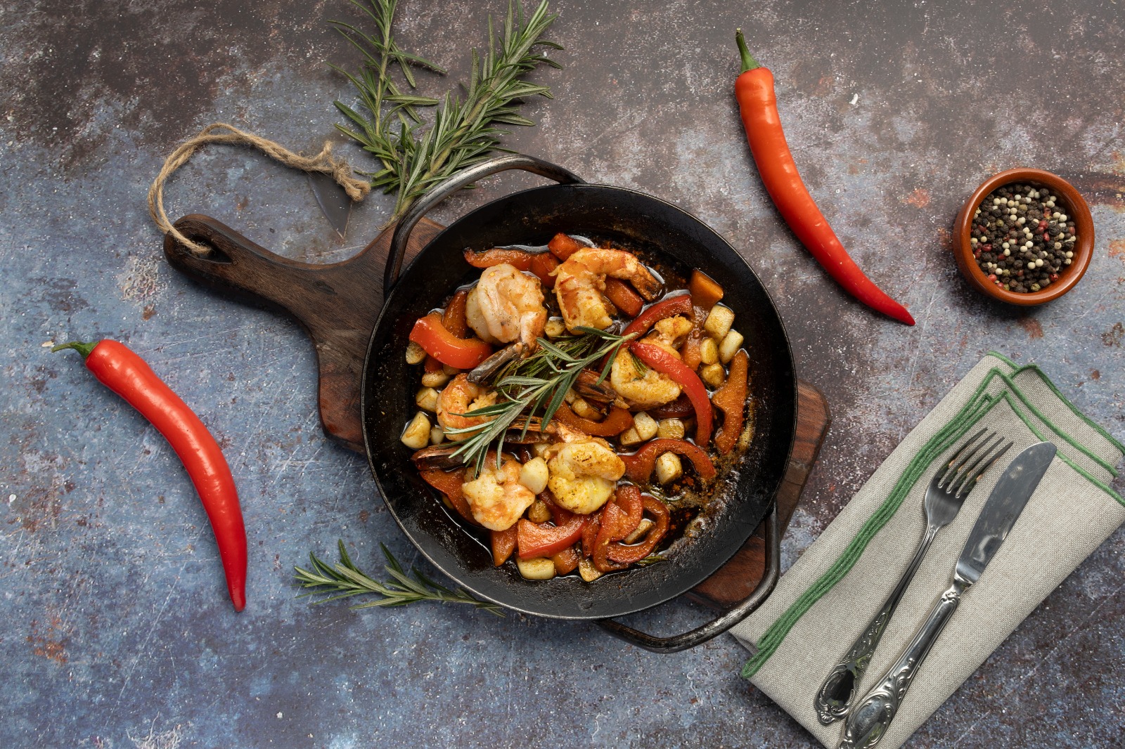 Garnelenpfanne mit Paprika und Rosmarin
